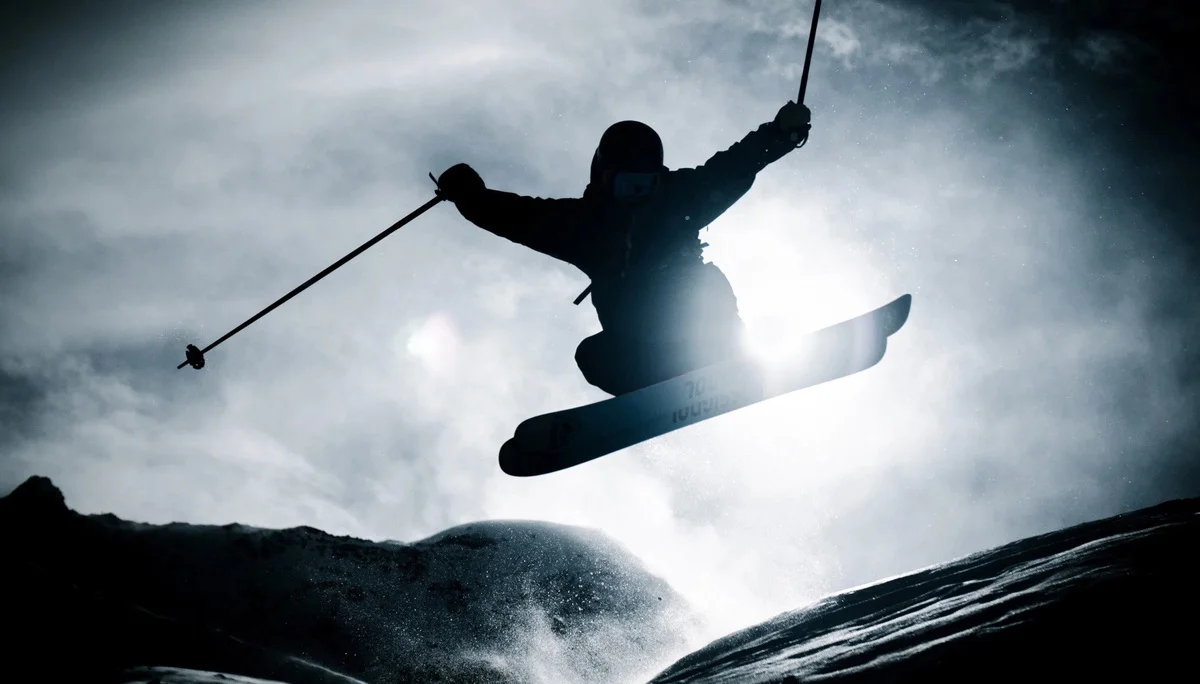Skifahrer springt in die Höhe | © Alpen-Film-Festival