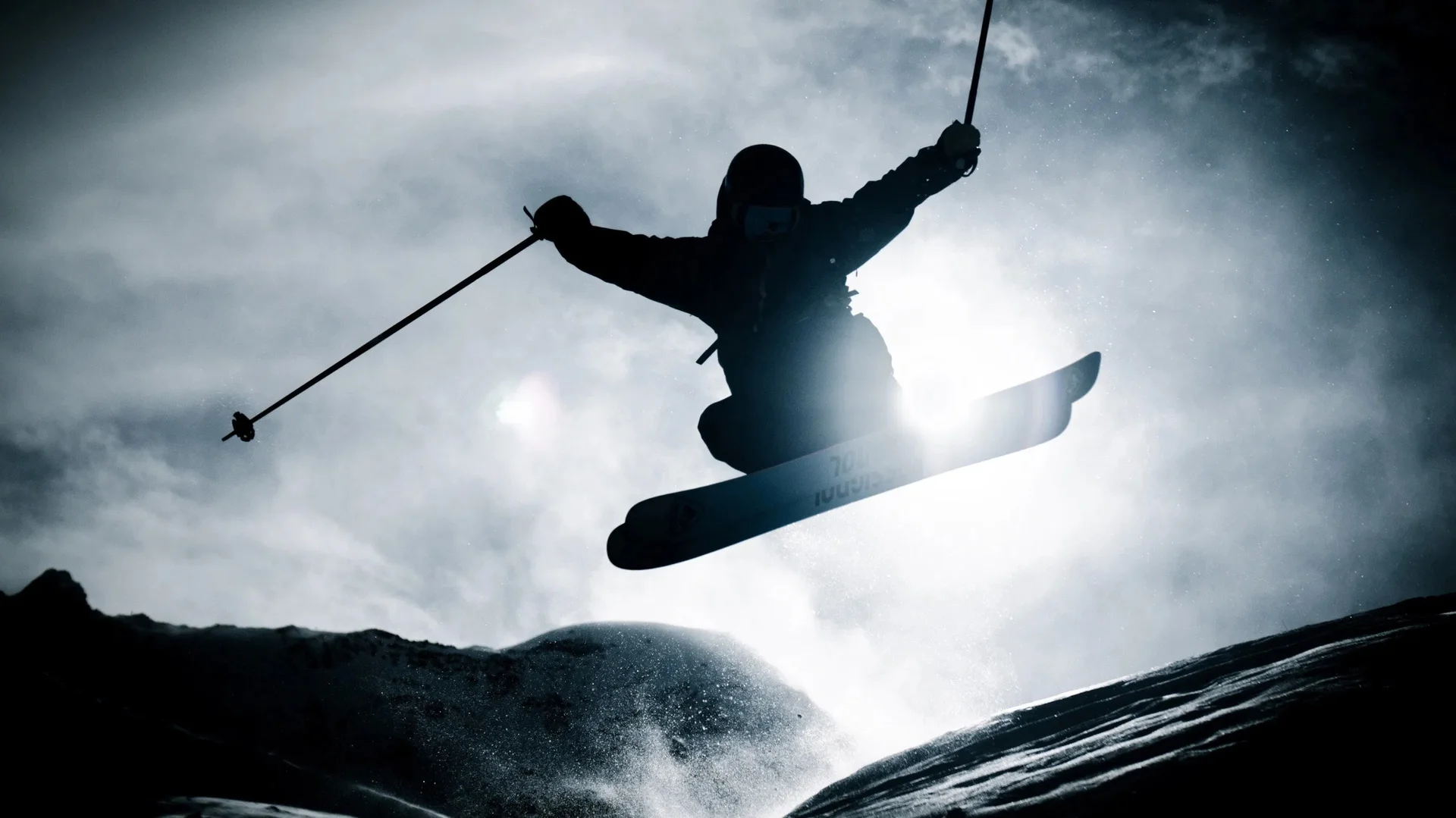 Skifahrer springt in die Höhe | © Alpen-Film-Festival