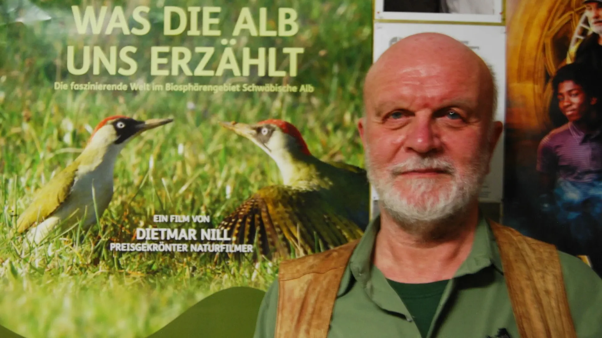 Filmemache Dietmar Dill vor dem Kinoplakat seines Filmes Was die Alb uns erzählt | © Jutta Garber