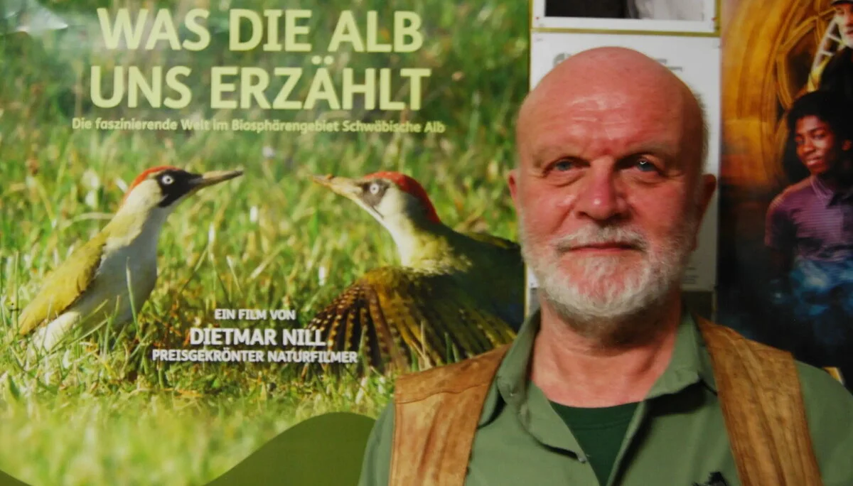 Filmemache Dietmar Dill vor dem Kinoplakat seines Filmes Was die Alb uns erzählt | © Jutta Garber