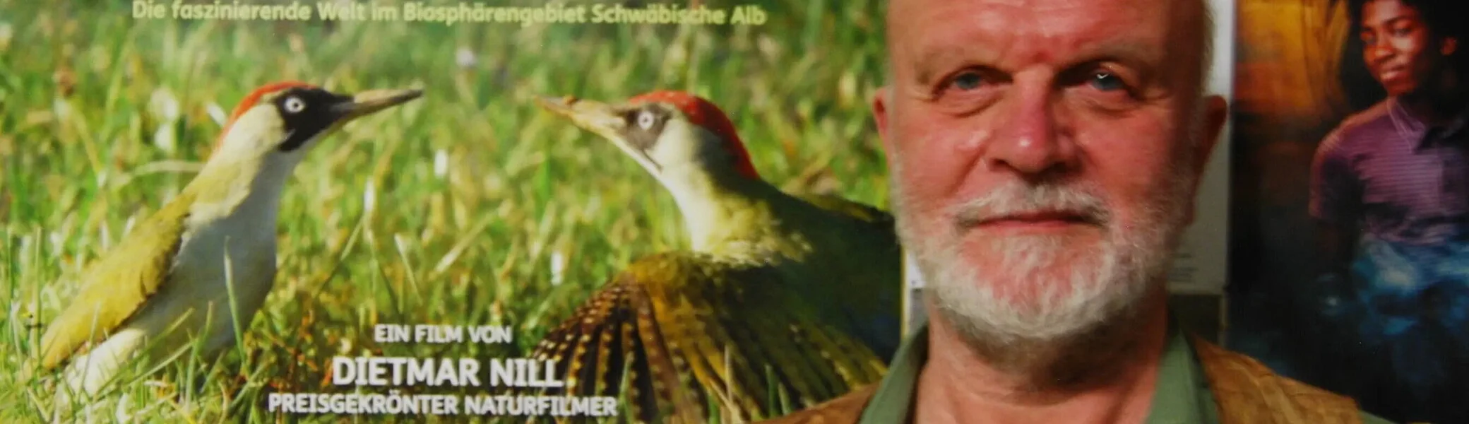 Filmemache Dietmar Dill vor dem Kinoplakat seines Filmes Was die Alb uns erzählt | © Jutta Garber