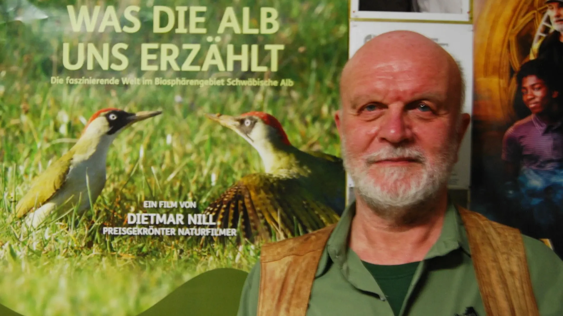 Filmemache Dietmar Dill vor dem Kinoplakat seines Filmes Was die Alb uns erzählt | © Jutta Garber