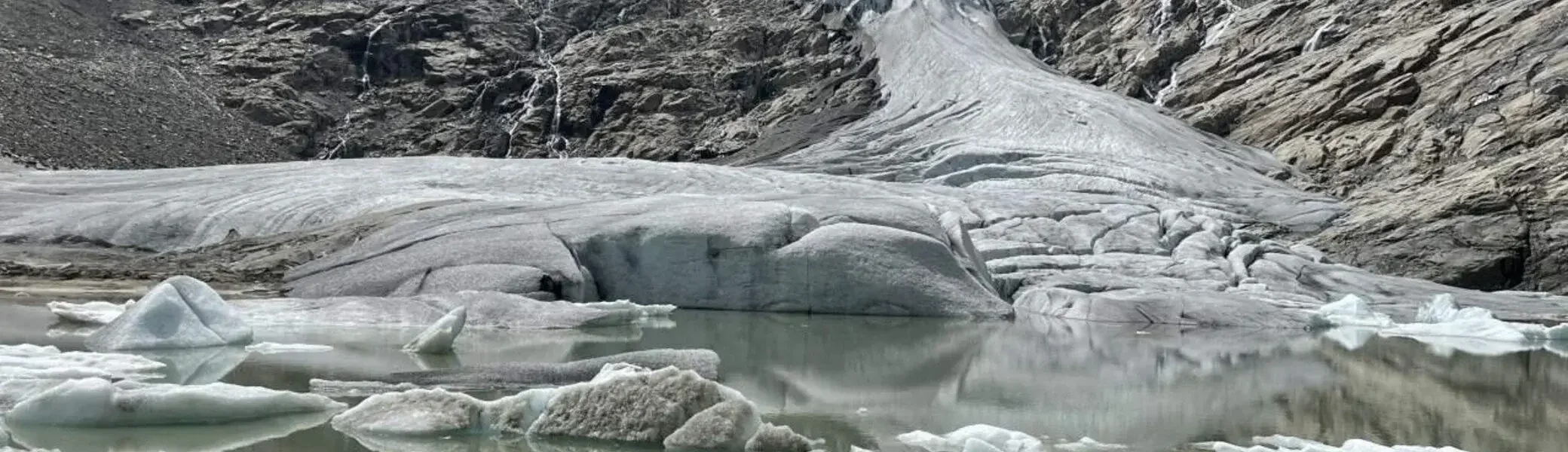 Gewaltig: Gletschersee und Gletscherzunge des Schlatenkees. | © DAV Summit Club