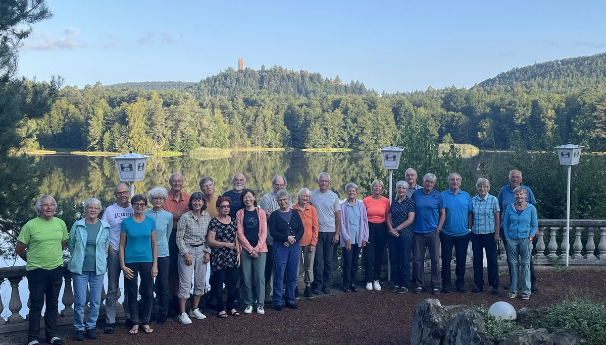 Gruppenaufnahme der SENASPO Wandergruppe auf der Seeterasse vom Hotel Beau Rivage | © Holger Homberg