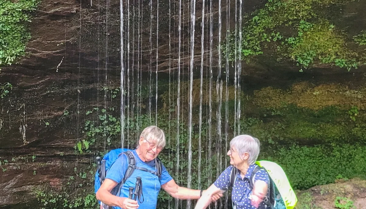 Personen unter der Cascade des Ondines | © Günter Weiler