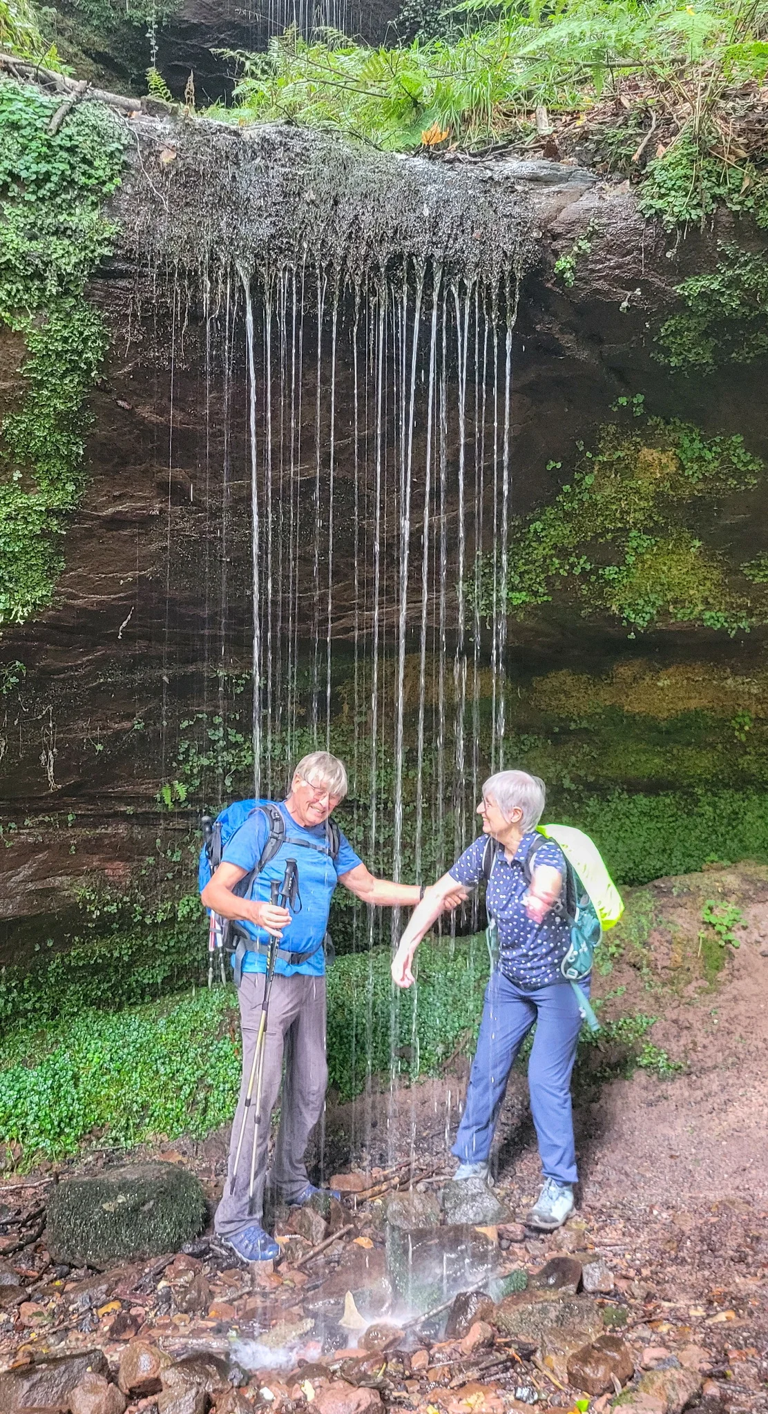 Personen unter der Cascade des Ondines | © Günter Weiler