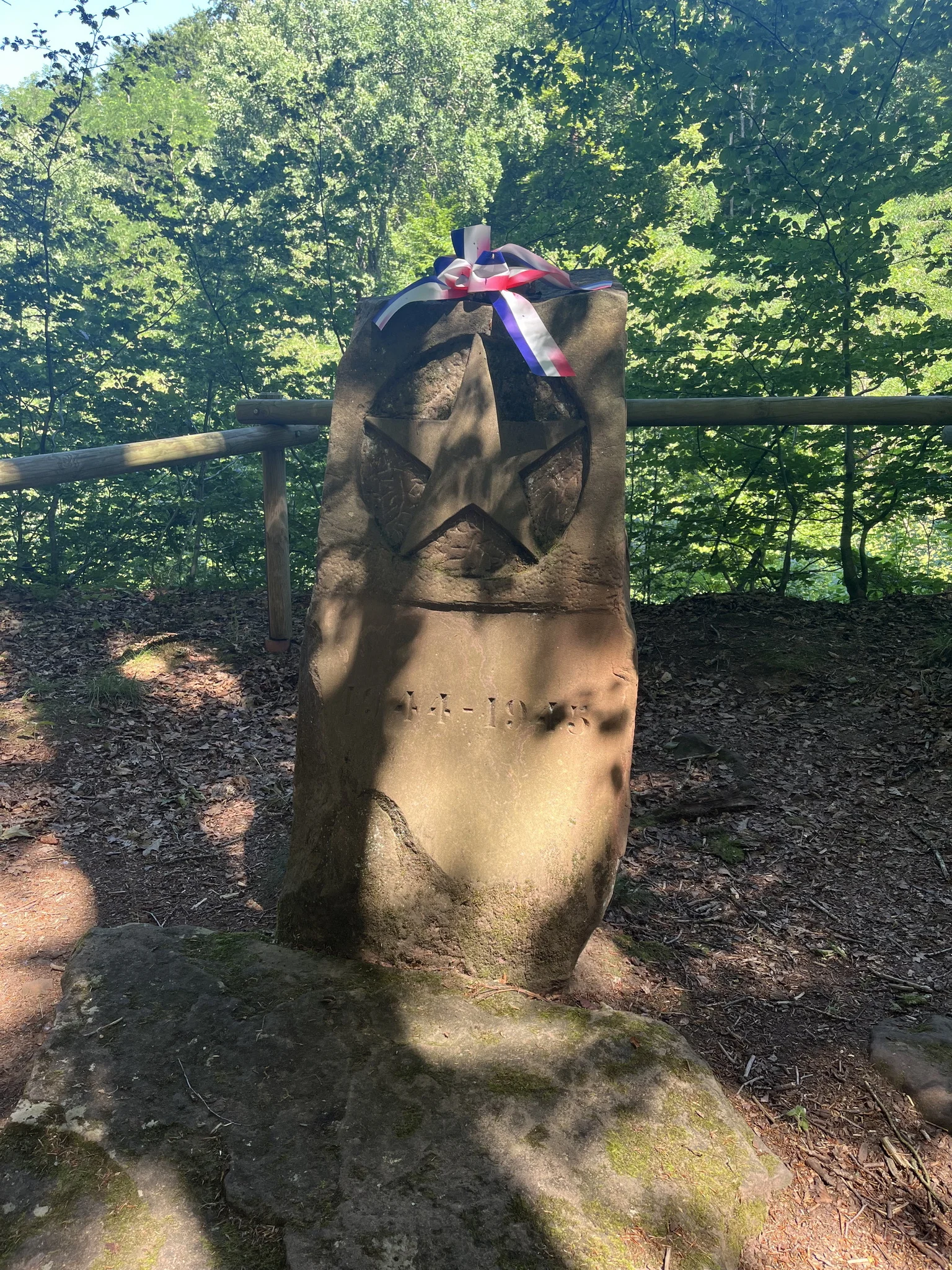 Denkmal für amerikanischen Soldaten an der ehemaligen Bahnlinie Bitche–Lemberg | © Anita Axmann