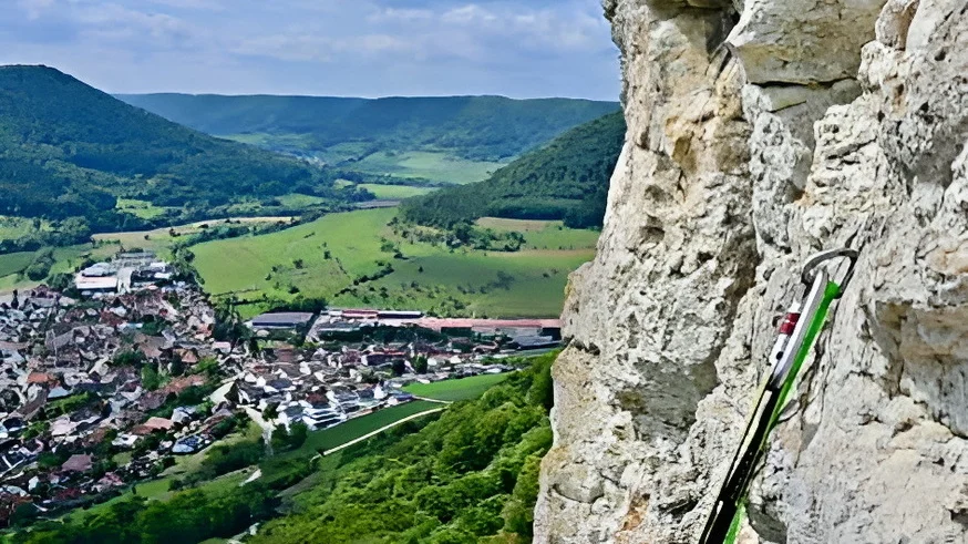 Auch dafür wird Geld vom AKN benötigt – Hier neuer Bohrhaken am Walfisch mit Blick über Hausen | © jdav