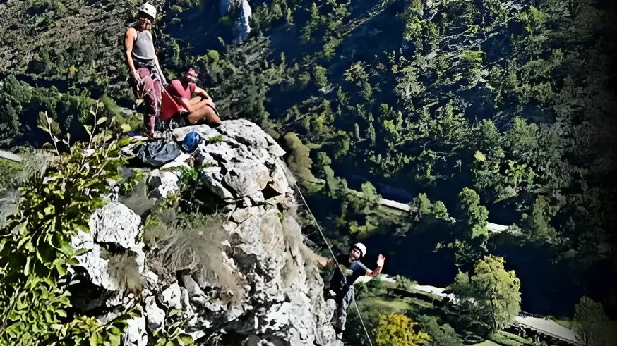 Über dem Roggental Franzi und Marius Eisele auf dem Felskopf Albanus und Charly Kornau winkt | © jdav