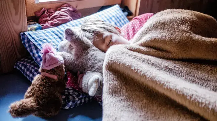 Schlafendes Kind auf Hütte | © DAV / Hans Herbig