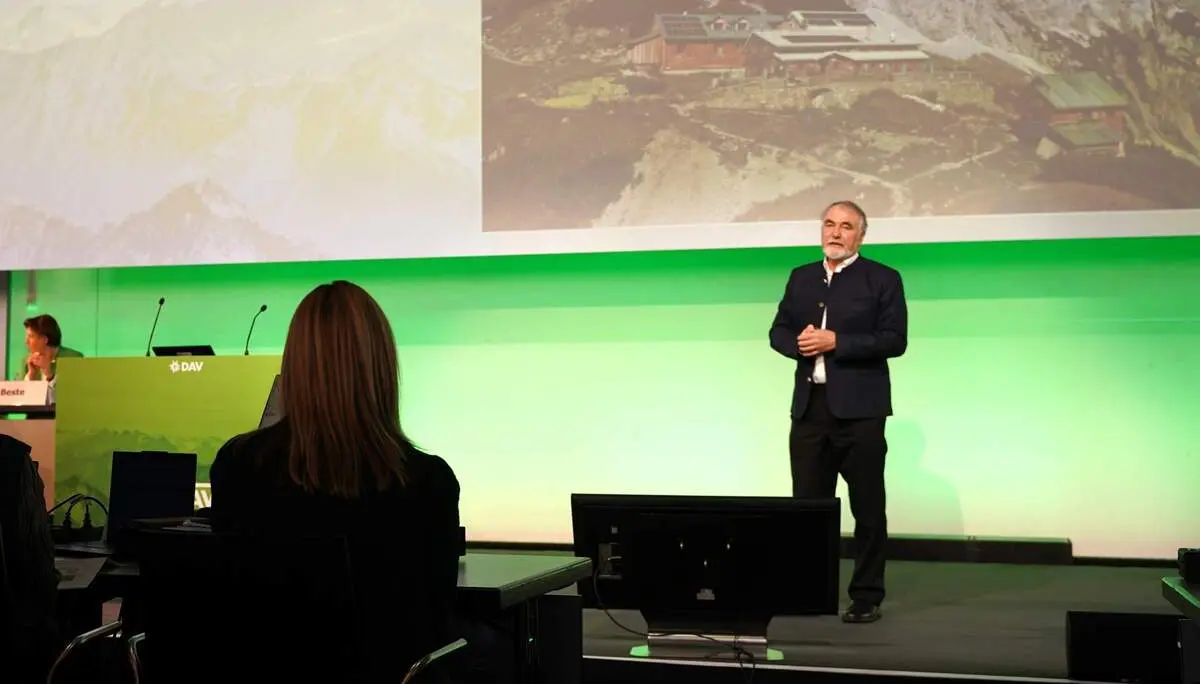 DAV-Präsident Roland Stierle eröffnete die außerordentliche Hauptversammlung. | © DAV / Julia Behl